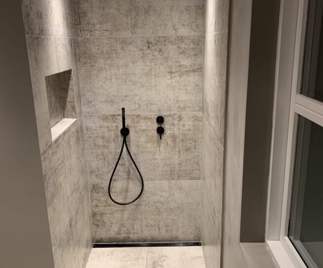 Søholtmurerforretning Efterarbejde med fliser i Bruseniche