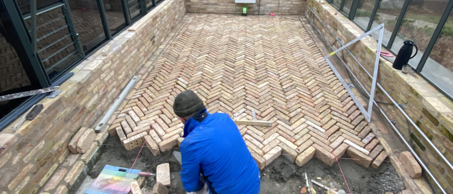 sildebensgulv af genbrugssten