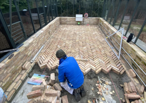 sildebensgulv af genbrugssten